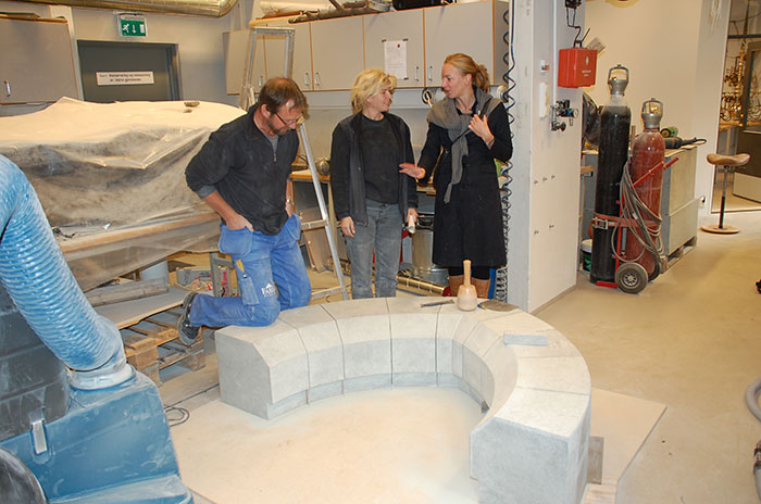 Tilhogging på verksted: Fra venstre Jos Otten, steinkonservator Ann Meeks og arkitekt Siri R. Tønnessen.