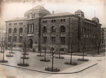Norges bank-bygget på bankplassen sto ferdig i 1906.