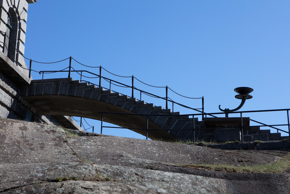 Den imponerende trappen som løfter det fra svaberget til inngangen, strekker likevel ikke til overfor dagens krav.  (Foto: Lars Henrik Millert)