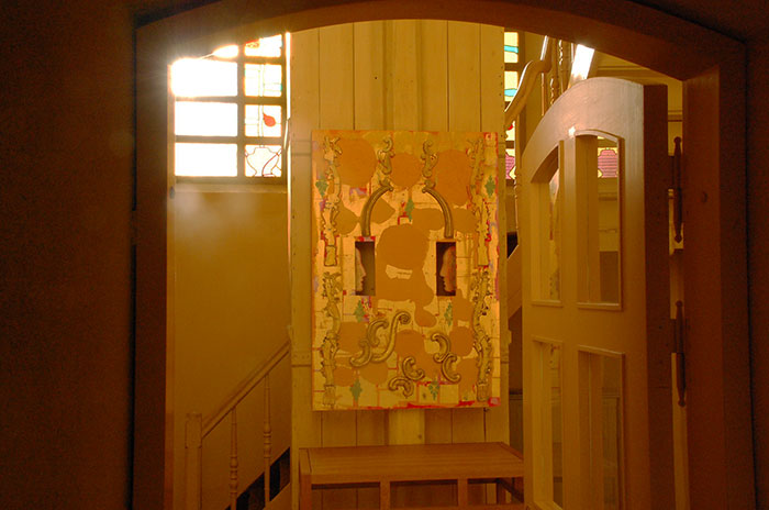 Rommet i tårnet s 2. etasje er omgjort til et lite kapell. "Altertavlen" i dette kapellet er utformet av Gunnar Torvund og ble gitt som åpningsgave fra involverte konslenter og uførende i Petri-prosjektet.