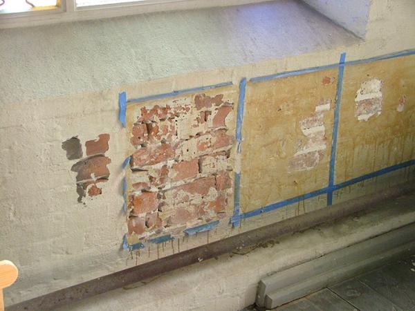 Maling på innvendig vegg satt svært godt. Bildet viser prøveforsøk med tradisjonell hornlim og tørrisblåsing (til venstre).