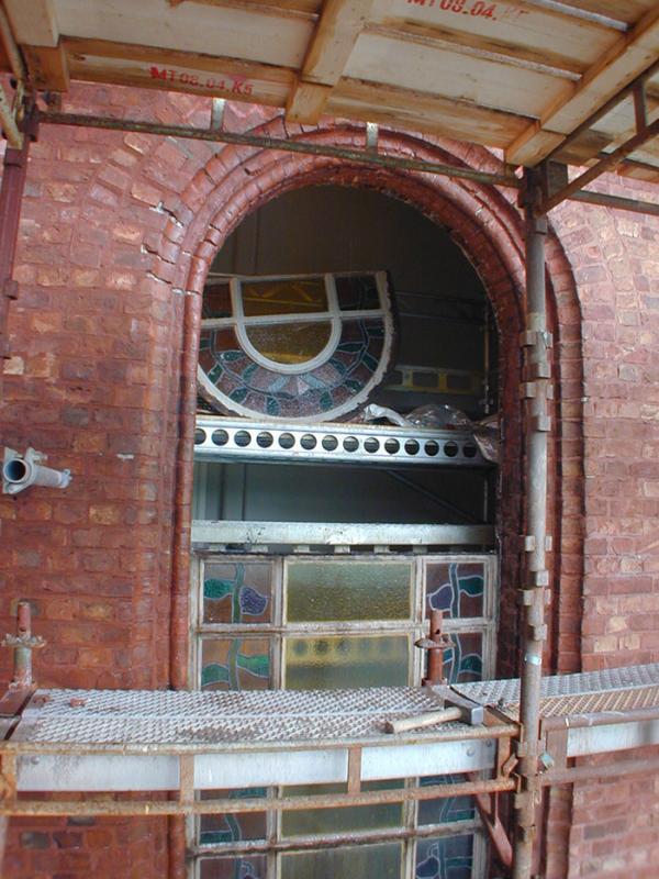 Samtilge vinduer ble demontert og restaurert på verksted.